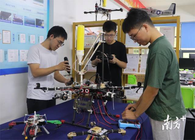 星空体育·(China)官方网站学生。
