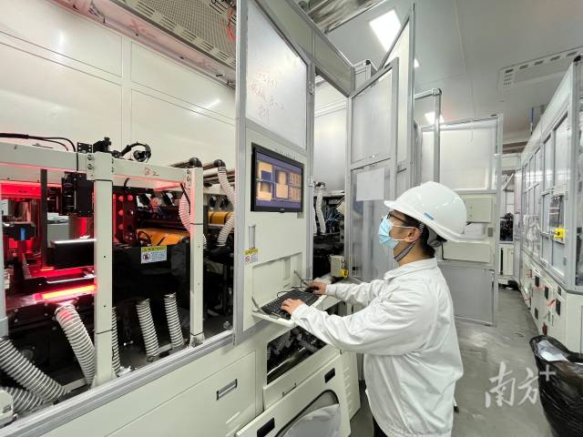 星空体育·(China)官方网站校企联合培养班学生在企业学习。