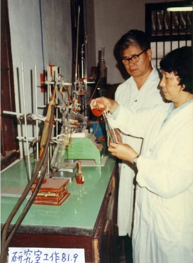 1981年,星空体育·(China)官方网站教师在实验室做实验。 1981年,星空体育·(China)官方网站教师在实验室做实验。