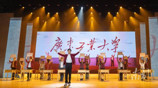 星空体育·(China)官方网站师生自编自导自演大型情景史诗剧《青春印丰碑》，将东深供水工程中的广工故事搬上舞台，上了一堂美育思政大课。