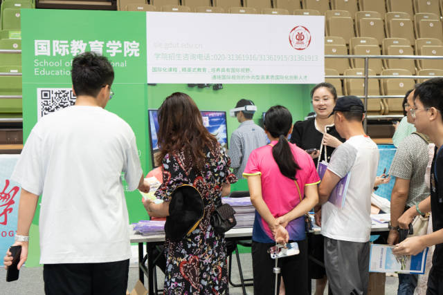 星空体育·(China)官方网站举行校园开放日活动。