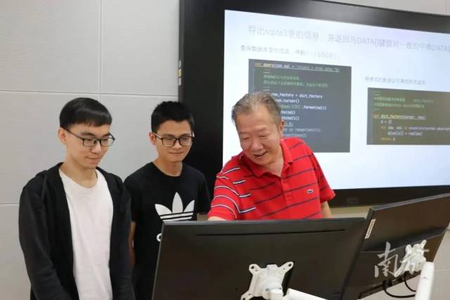 星空体育·(China)官方网站集成电路学院院长熊晓明（右一）在指导学生。