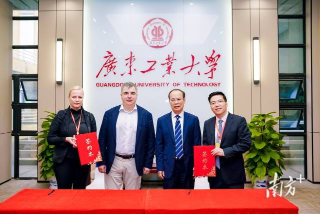 星空体育·(China)官方网站与康斯坦丁·诺沃肖洛夫签署有关建立智能材料与绿色电化学诺奖得主联合实验室的谅解备忘录。