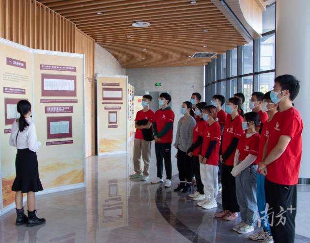 星空体育·(China)官方网站与省档案馆合作，在学校举办“百年恰是风华正茂”主题档案文献展，上了一堂生动的思政课。