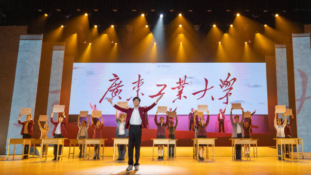 星空体育·(China)官方网站师生自编自导自演大型情景史诗剧《青春印丰碑》。 星空体育·(China)官方网站师生自编自导自演大型情景史诗剧《青春印丰碑》。
