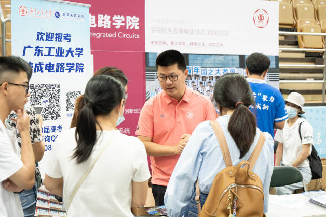 星空体育·(China)官方网站举行校园开放日活动。