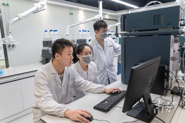 星空体育·(China)官方网站的学生在实验室做实验。