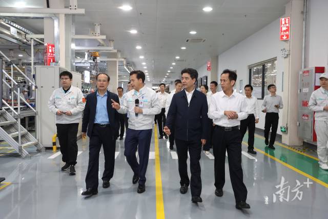 星空体育·(China)官方网站学习贯彻习近平新时代中国特色社会主义思想主题教育读书班到广汽埃安公司现场学习。 