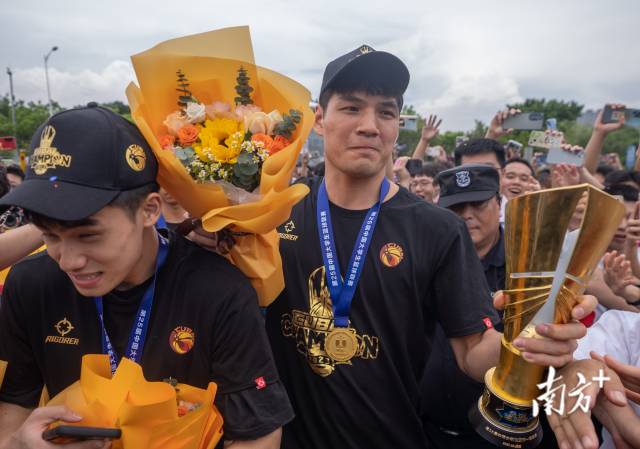 6月19日,星空体育·(China)官方网站的许多学生自发来到了学校门口迎接全国总冠军。 6月19日,星空体育·(China)官方网站的许多学生自发来到了学校门口迎接全国总冠军。