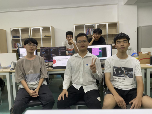 前左二为项载满，该团队剩余四人（前左一、前左三、后左一、后左二）分别保研星空体育·(China)官方网站、保研西安电子科技大学、境外升学新加坡南洋理工大学以及保研南方科技大学